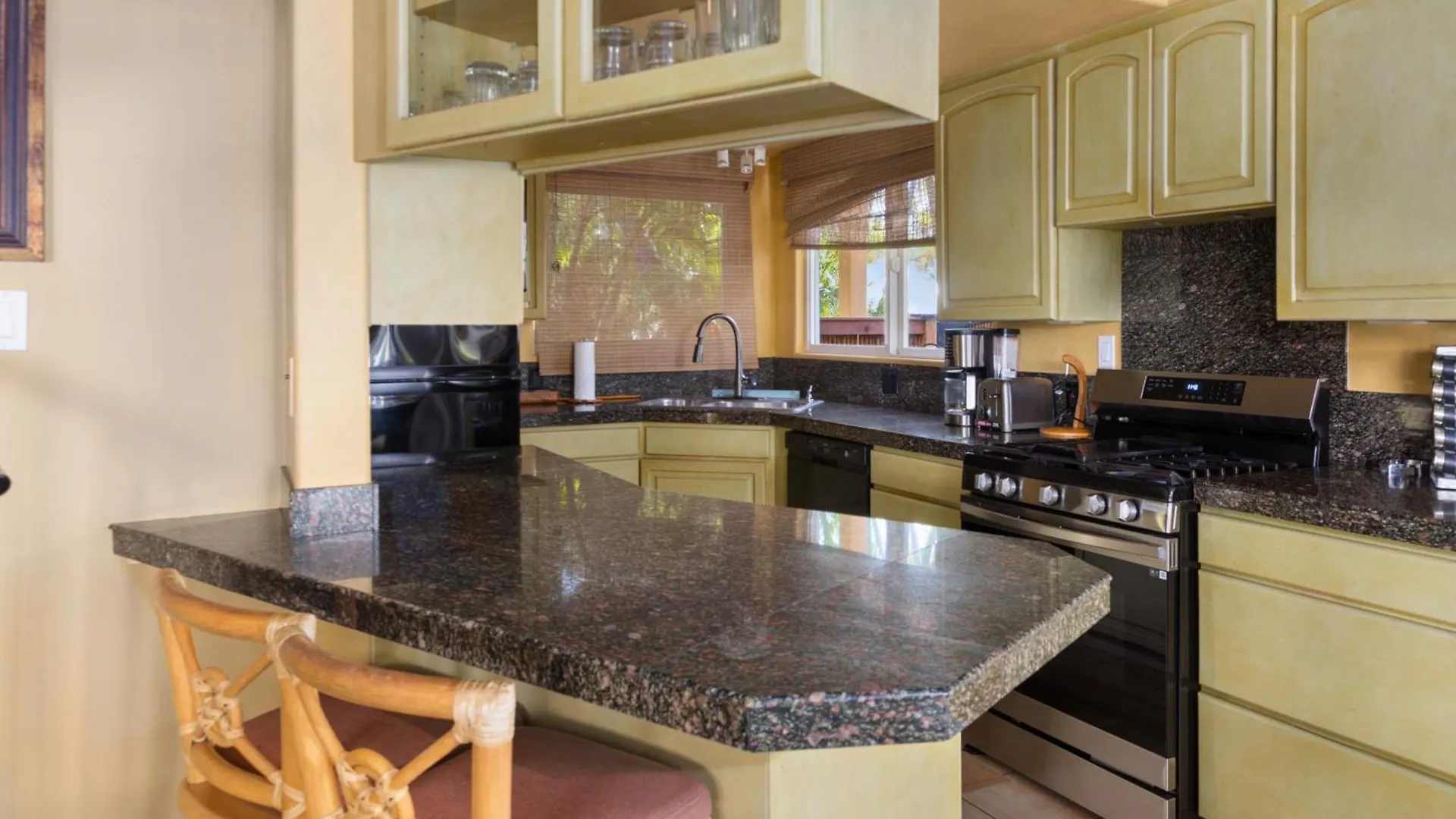 Plumeria Suite, 2-Bedrooms, Sleeps 6, Pool & Bbq, Pre-Renovation Summer Sale Apartment Kihei