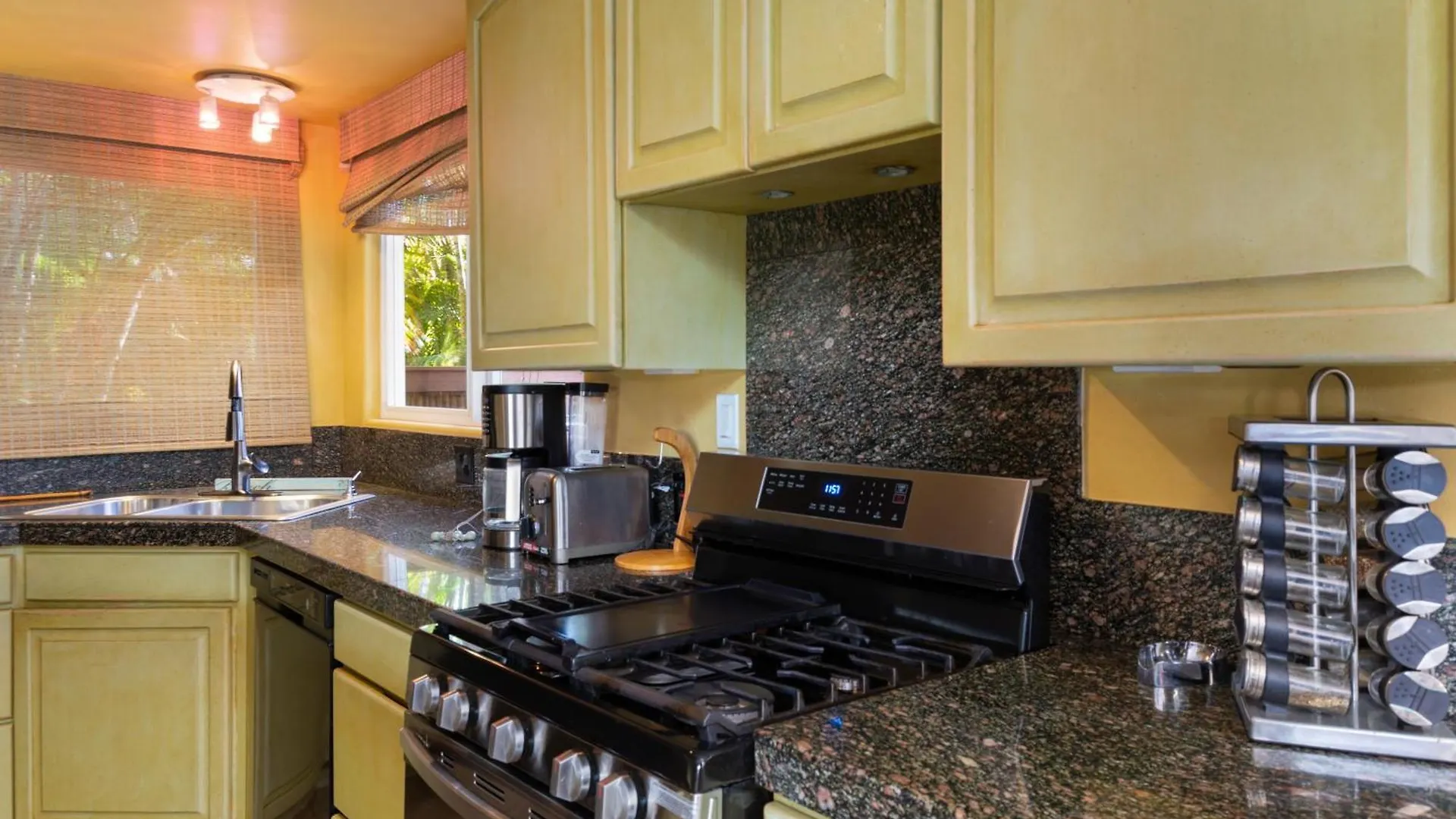Apartment Plumeria Suite, 2-Bedrooms, Sleeps 6, Pool & Bbq, Pre-Renovation Summer Sale