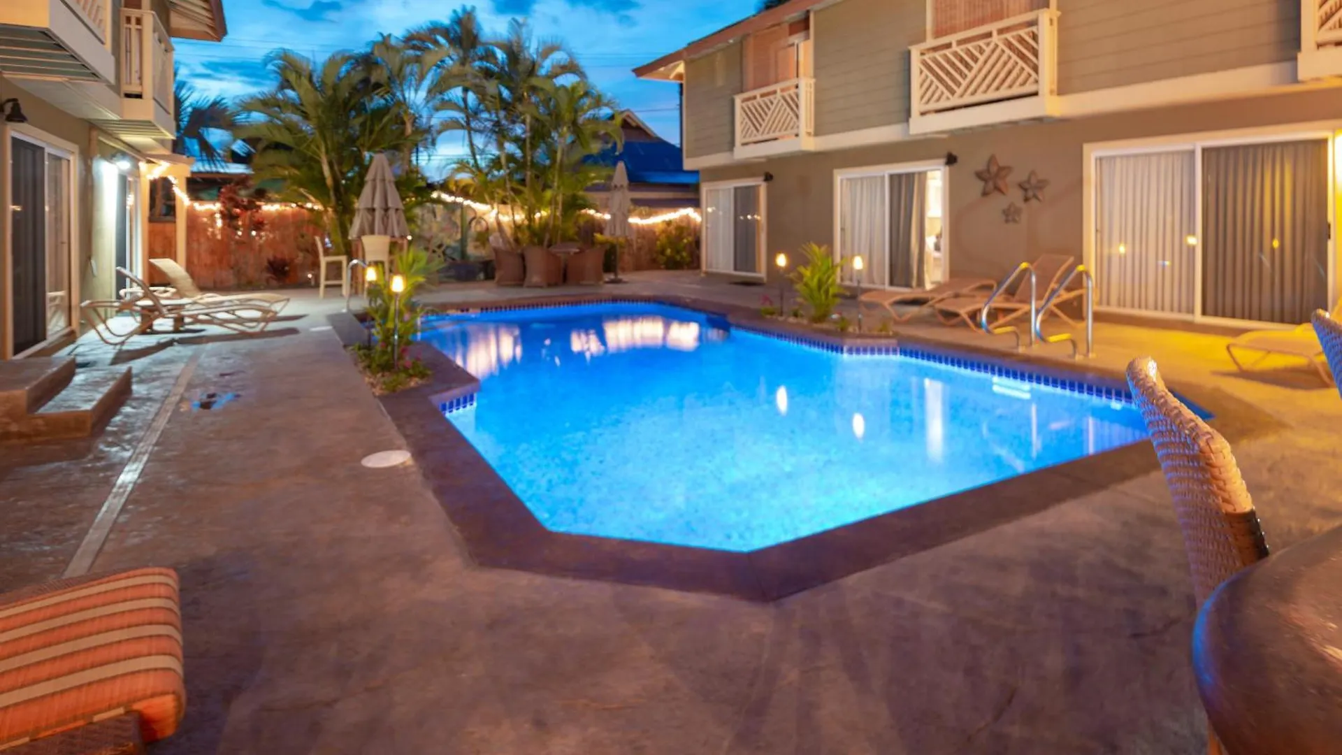 Plumeria Suite, 2-Bedrooms, Sleeps 6, Pool & Bbq, Pre-Renovation Summer Sale